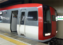 поезд Narita Express - вид снаружи